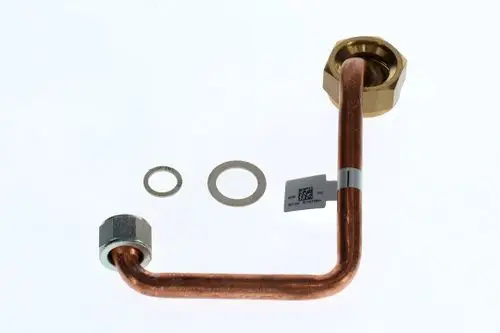 BOSCH Gasrohr aus Kupfer mit einer gebogenen Form, verbunden mit zwei Anschlüssen, einer aus Kunststoff und einer aus Messing, sowie zwei Unterlegscheiben.